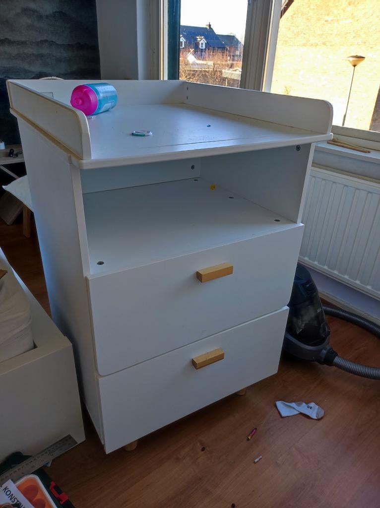 Witte commode met twee lades, Ophalen