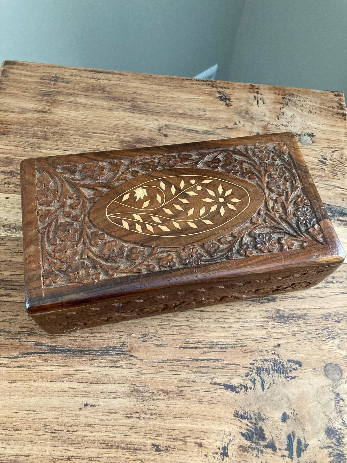Handgesneden houten sieradendoosje met fluwelen binnenkant, Antiek en Kunst, Ophalen of Verzenden