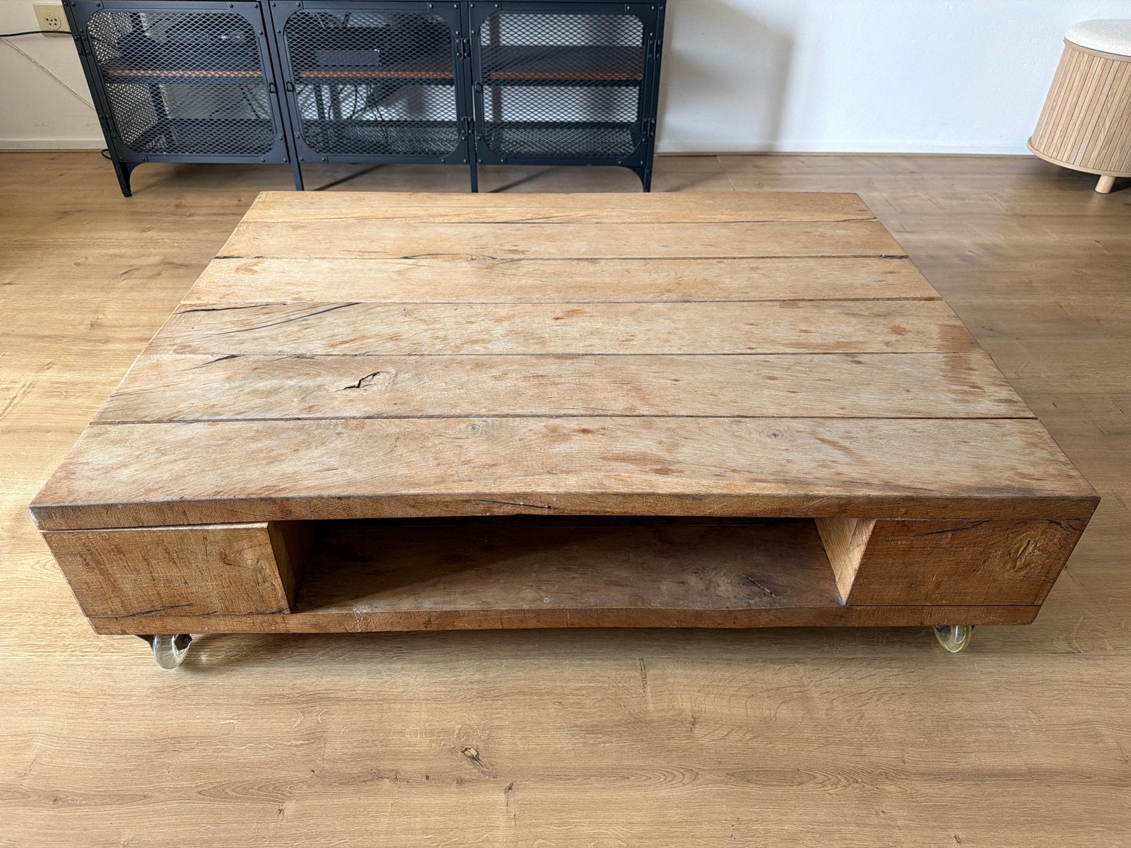 Robuuste houten salontafel op wielen, Ophalen, Gebruikt, 100 tot 150 cm, 50 tot 100 cm