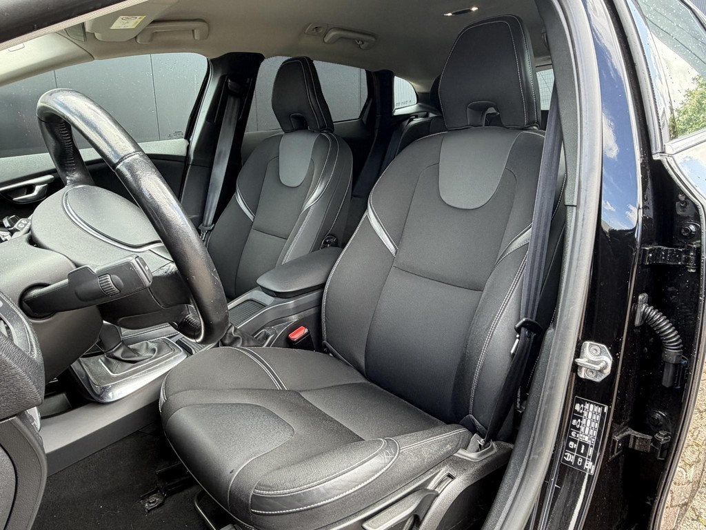 Volvo V40 1.5 T3 Momentum Stoelverwarming / Trekhaak / BT-Au, Auto's, Volvo, Euro 6, 4 cilinders, 700 kg, Leder en Stof
