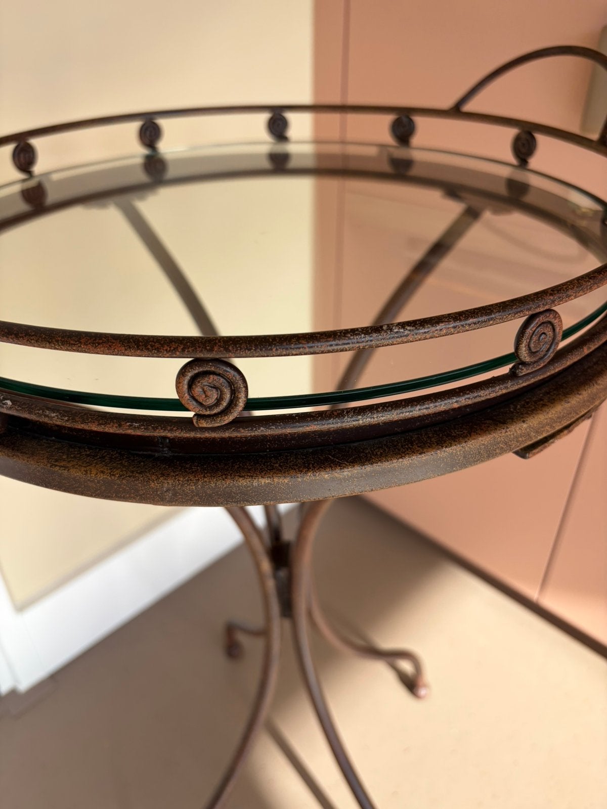 Vintage stijl bijzettafel met uitneembaar glazen dienblad, Minder dan 55 cm, Rond, Ophalen of Verzenden, Cottage core