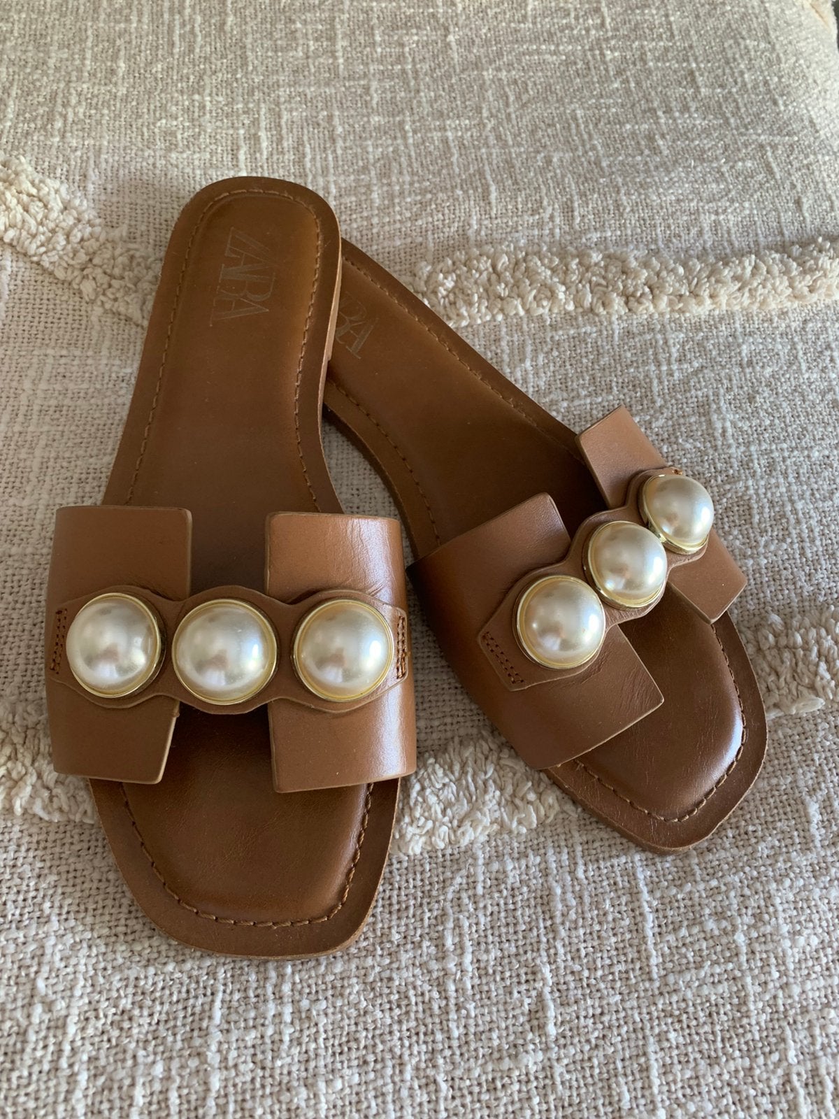 Camel bruine parel slippers muiltjes sandalen Zara 41, Slippers, Bruin, Ophalen of Verzenden, Zo goed als nieuw