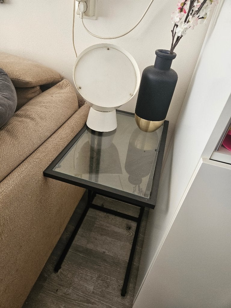 Zwart metalen bijzettafel met glazen blad, Huis en Inrichting, Tafels | Bijzettafels, Ophalen, Minder dan 55 cm, Modern, Industrieel
