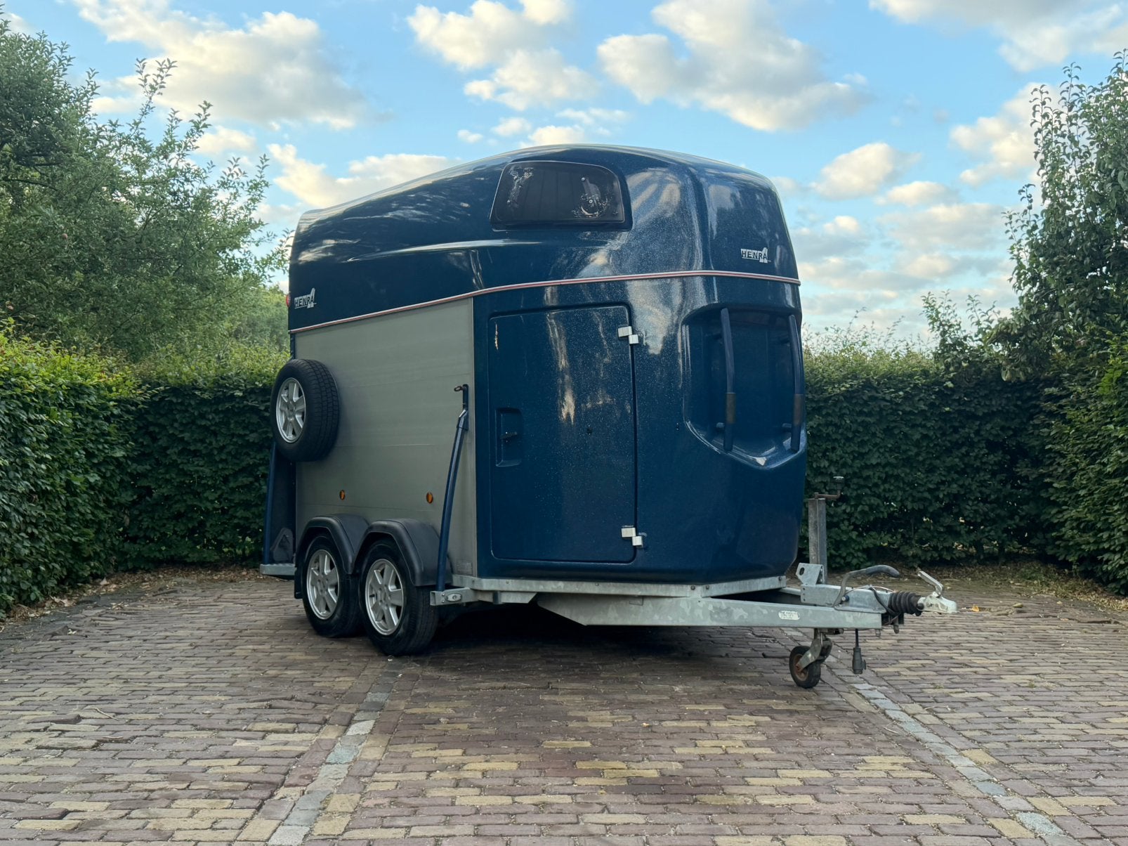 Zeer nette 2 paards vol aluminium henra met zadelkamer, Ophalen, Aluminium, Zo goed als nieuw, 2-paards trailer