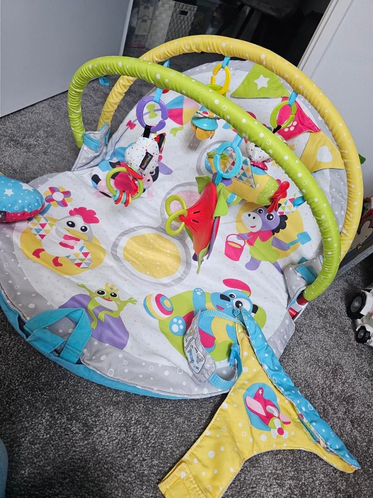 Leuke en kleurrijke babygym met speelkleed, Kinderen en Baby's, Speelgoed | Babyspeelgoed, Ophalen, Gebruikt, Babygym