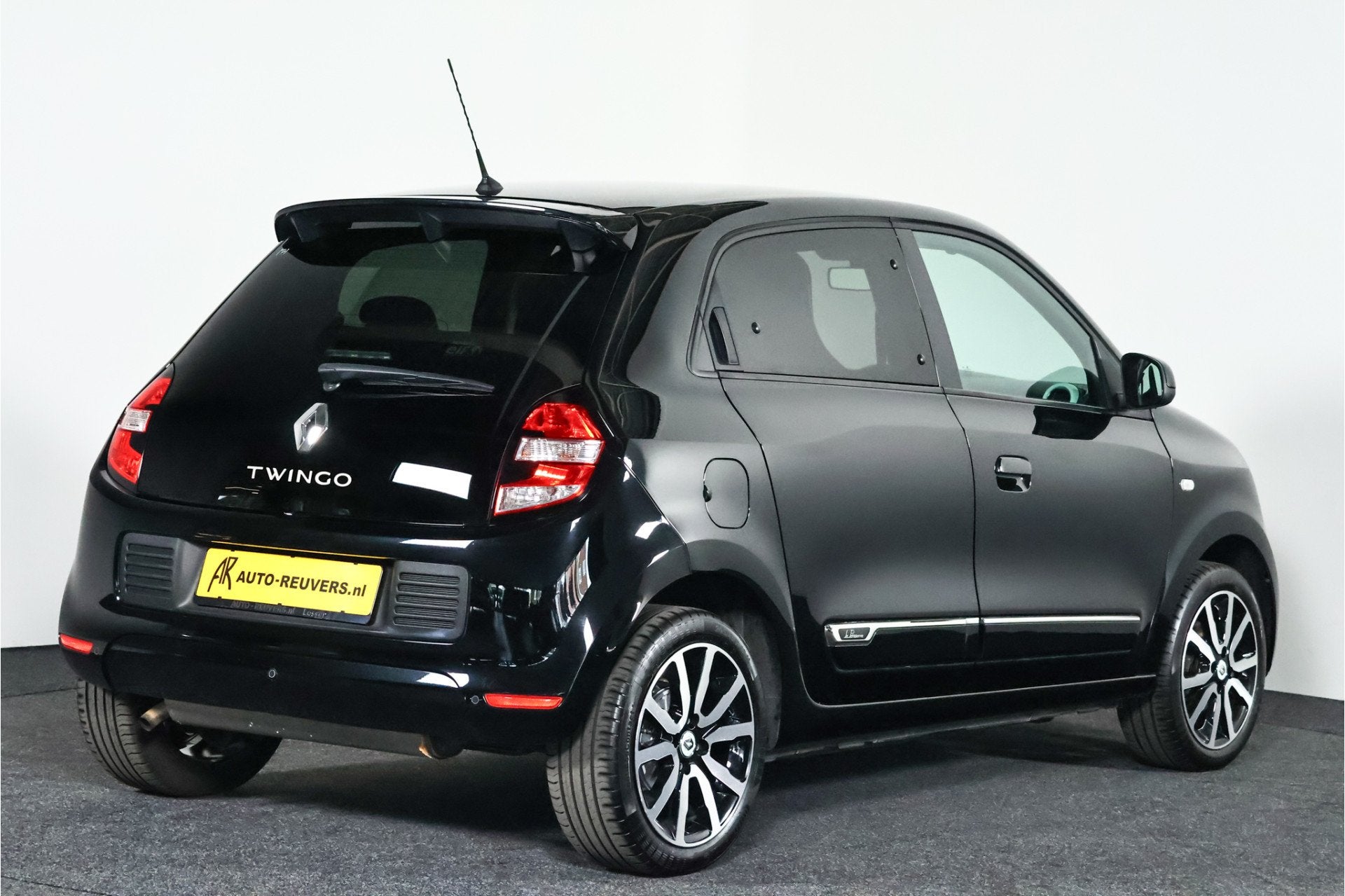 Renault Twingo 1.0 SCe Parisienne / Airco / Cruise / Half Le, 12 maanden, Gebruikt, Zwart, 4 stoelen