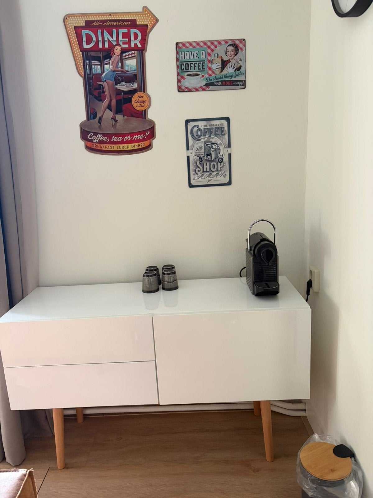 Zuiver, moderne witte ladekast met houten poten, Modern, Scandinavisch, Ophalen of Verzenden, Zo goed als nieuw, Overige houtsoorten