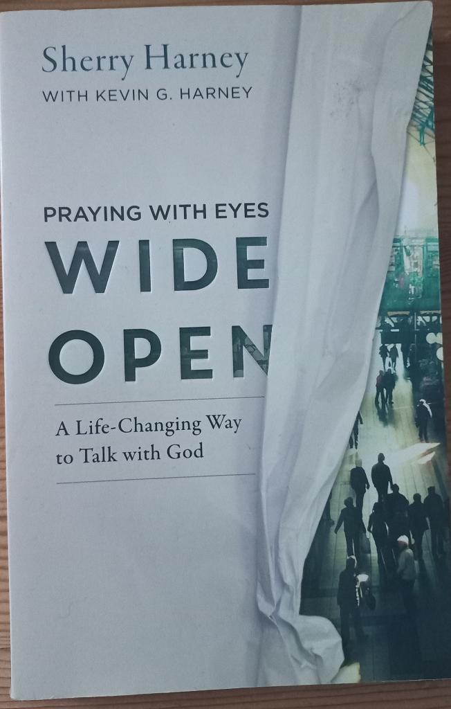 Praying with eyes wide open - Sherry Harney, Ophalen of Verzenden, Zo goed als nieuw, Sherry Harney, Christendom | Katholiek