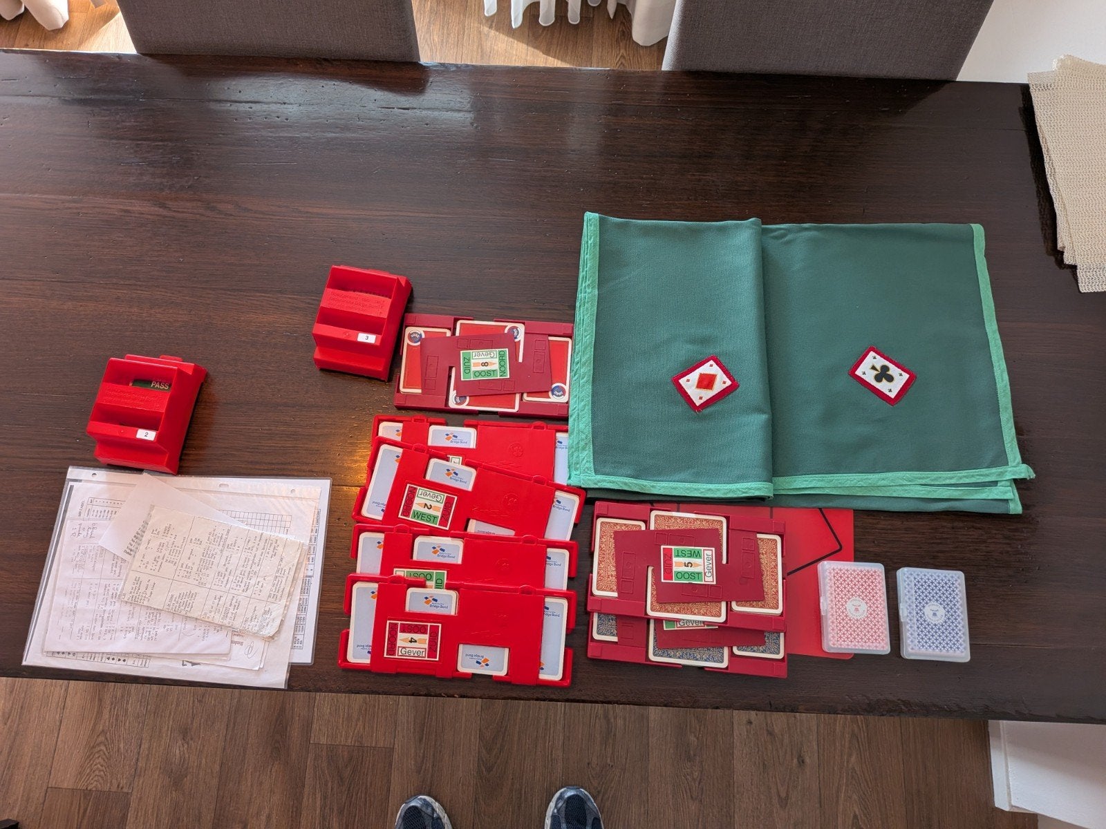 Bridge spelset met kaarten, biedboxen en matten, Hobby en Vrije tijd, Gezelschapsspellen | Kaartspellen, Drie of vier spelers