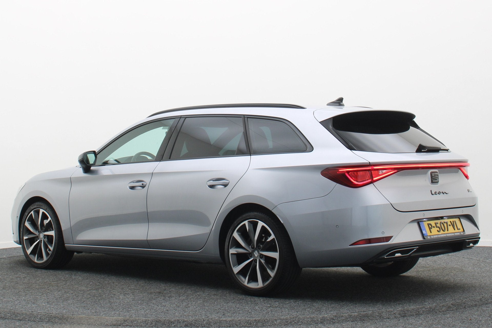 SEAT Leon Sportstourer 1.0 eTSI DSG FR Business Intense Eers, Auto's, Dealer onderhouden, Gebruikt, 700 kg, Leon