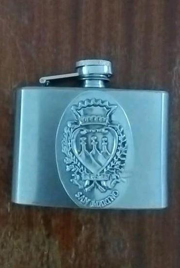 Heupfles met San Marino embleem, Antiek en Kunst, Ophalen of Verzenden