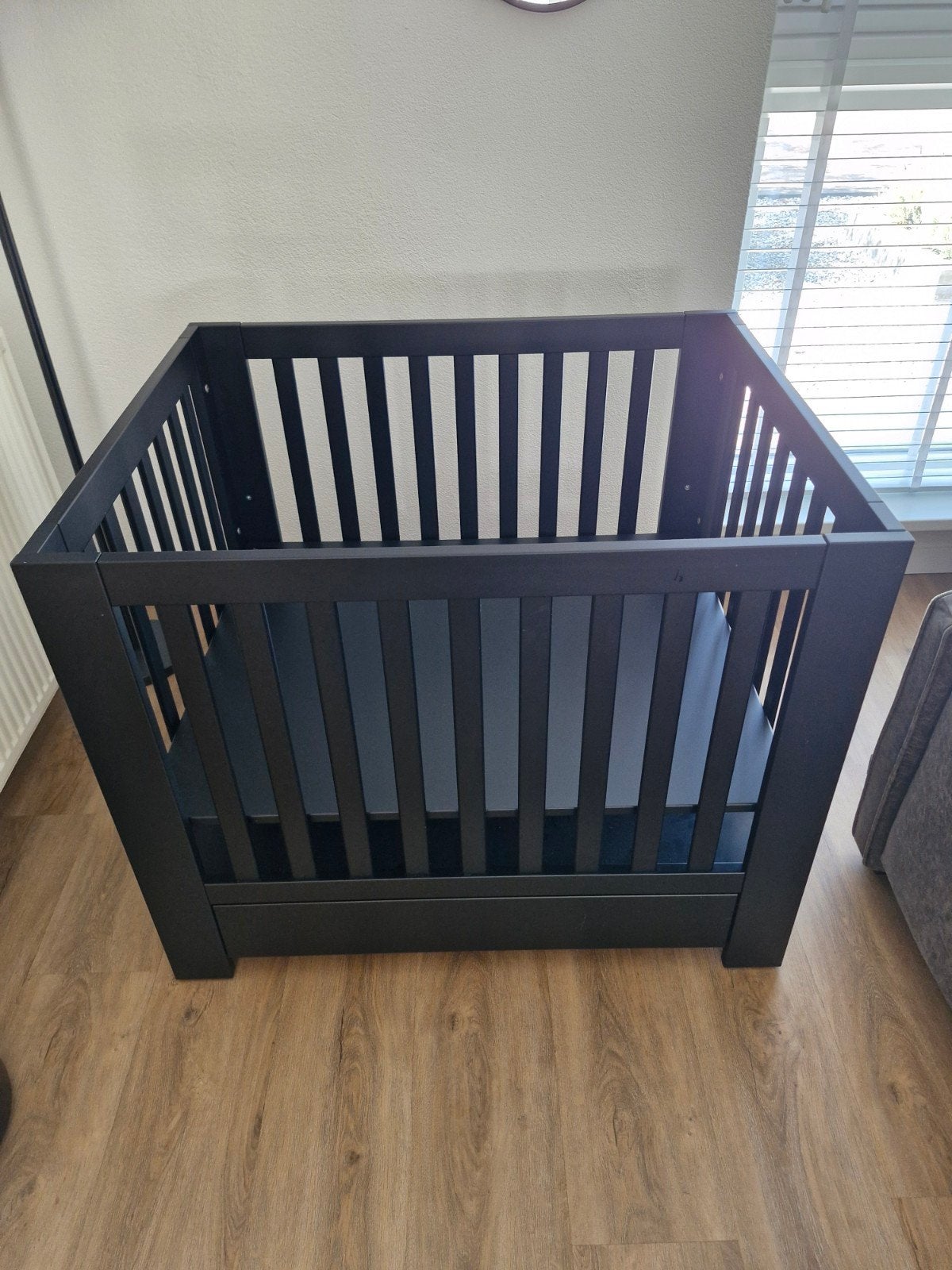 Kidsmill Box Alaska II Zwart met lade en boxmatras, Ophalen, Zo goed als nieuw, Rechthoekig, In hoogte verstelbaar