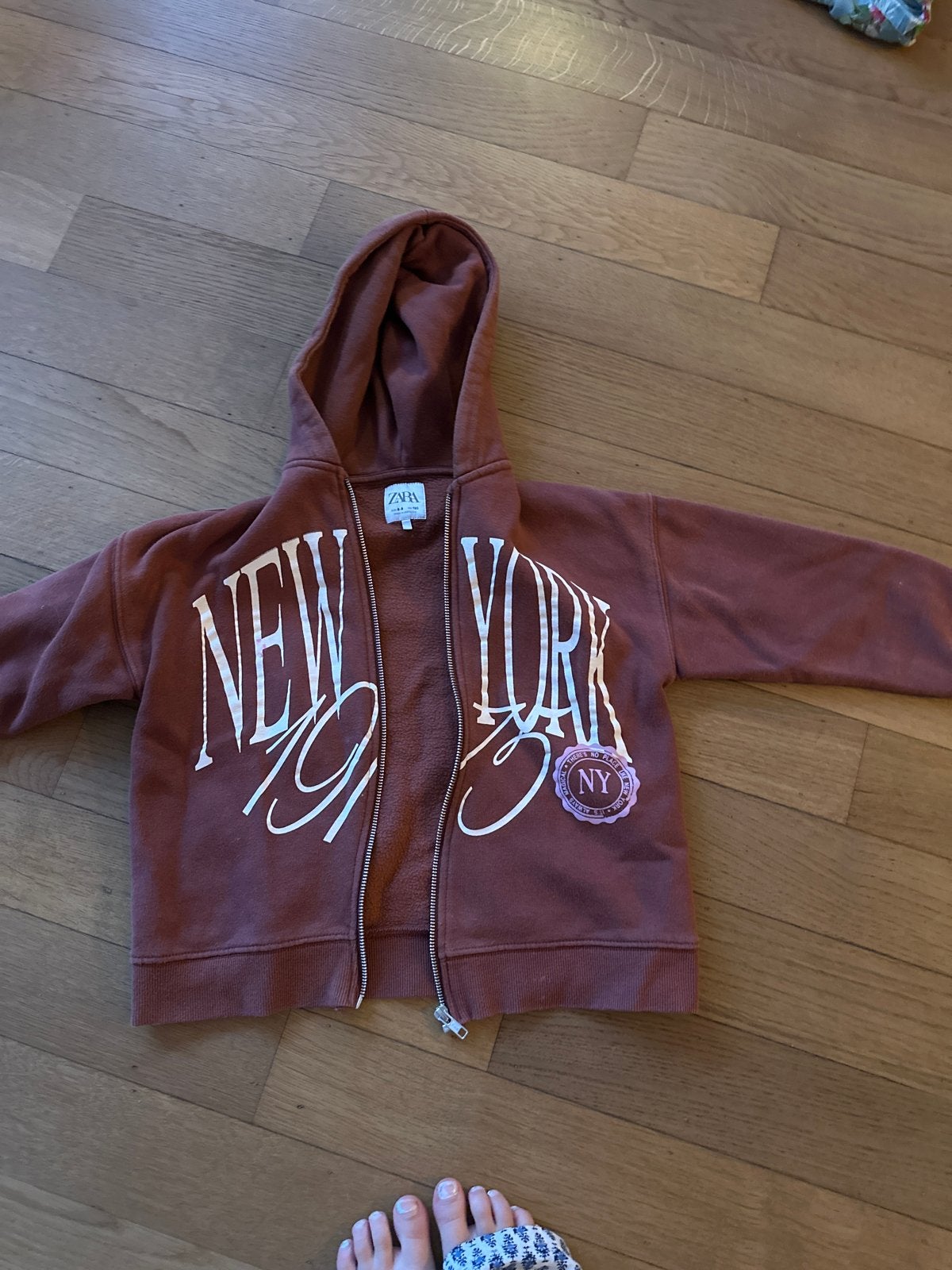 Zara Bruin New York Vest Maat 130, Kinderen en Baby's, Kinderkleding | Maat 128, Ophalen, Gebruikt, Meisje, Trui of Vest