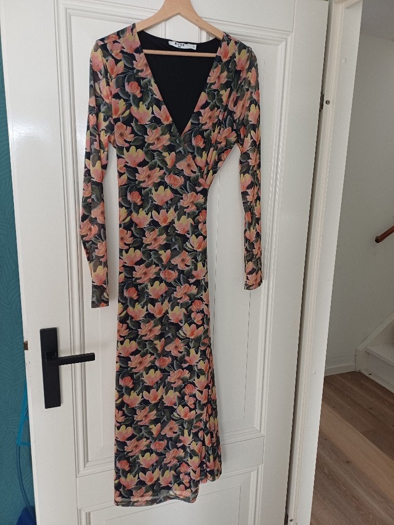Jurk NA-KD, maat M, bloemen, helemaal NIEUW!!!!, Ophalen of Verzenden, Nieuw, Maat 36 (S), Onder de knie