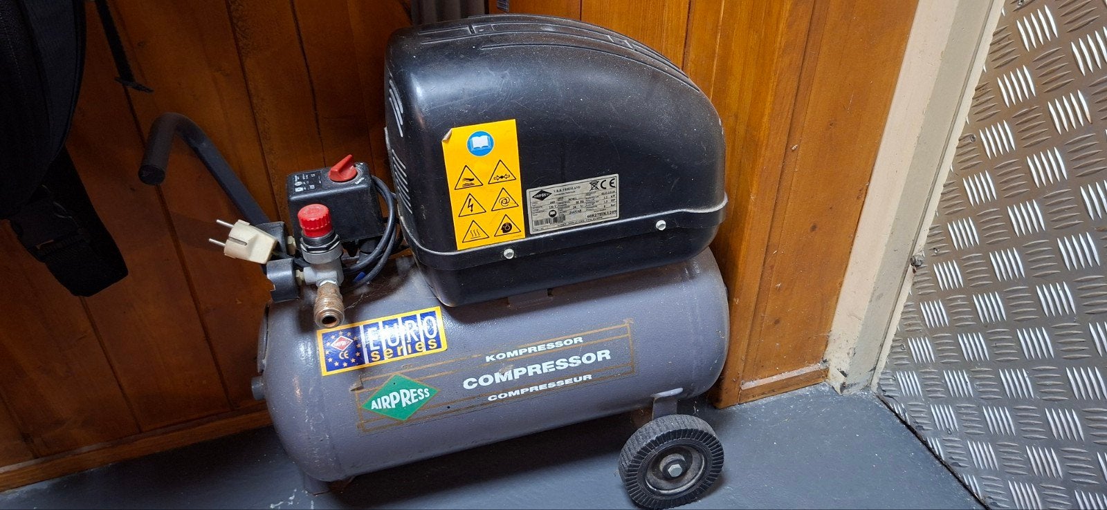 Airpress Compressor HLO 215-25 - 24L Tank, 8 Bar Druk, Ophalen