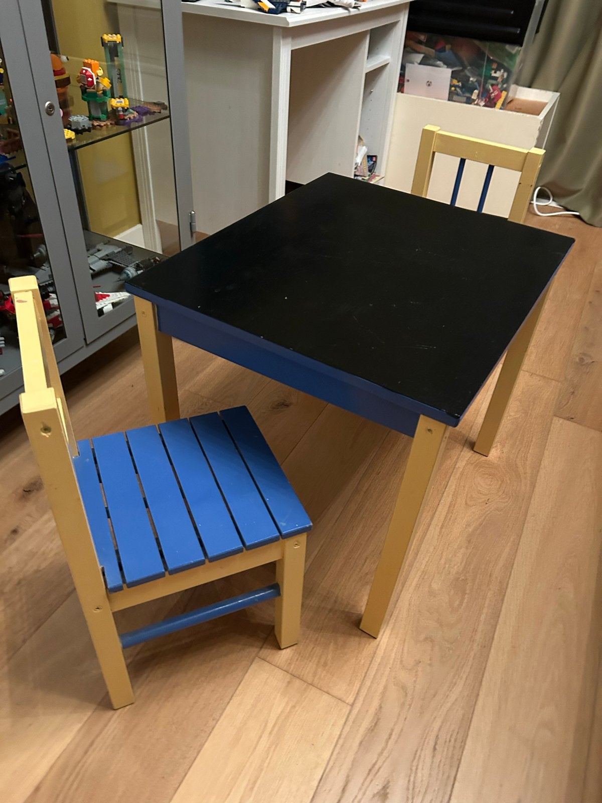Krijtbord peuter/kleuter tafel met 2 stevige stoelen, Kinderen en Baby's, Ophalen of Verzenden, Gebruikt, Tafel(s) en Stoel(en)