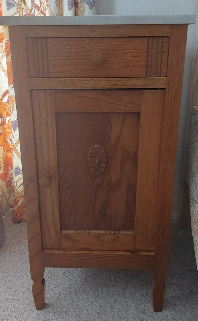 Te koop Brocante houten nachtkastje met marmeren blad, Ophalen