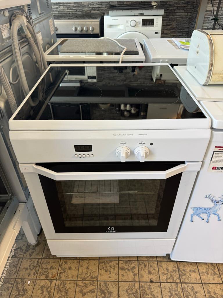 Indesit Inductie Fornuis 60 cm Breed - Zeer Goede Staat, Witgoed en Apparatuur, Fornuizen, 60 cm of meer, 3 kookzones of minder