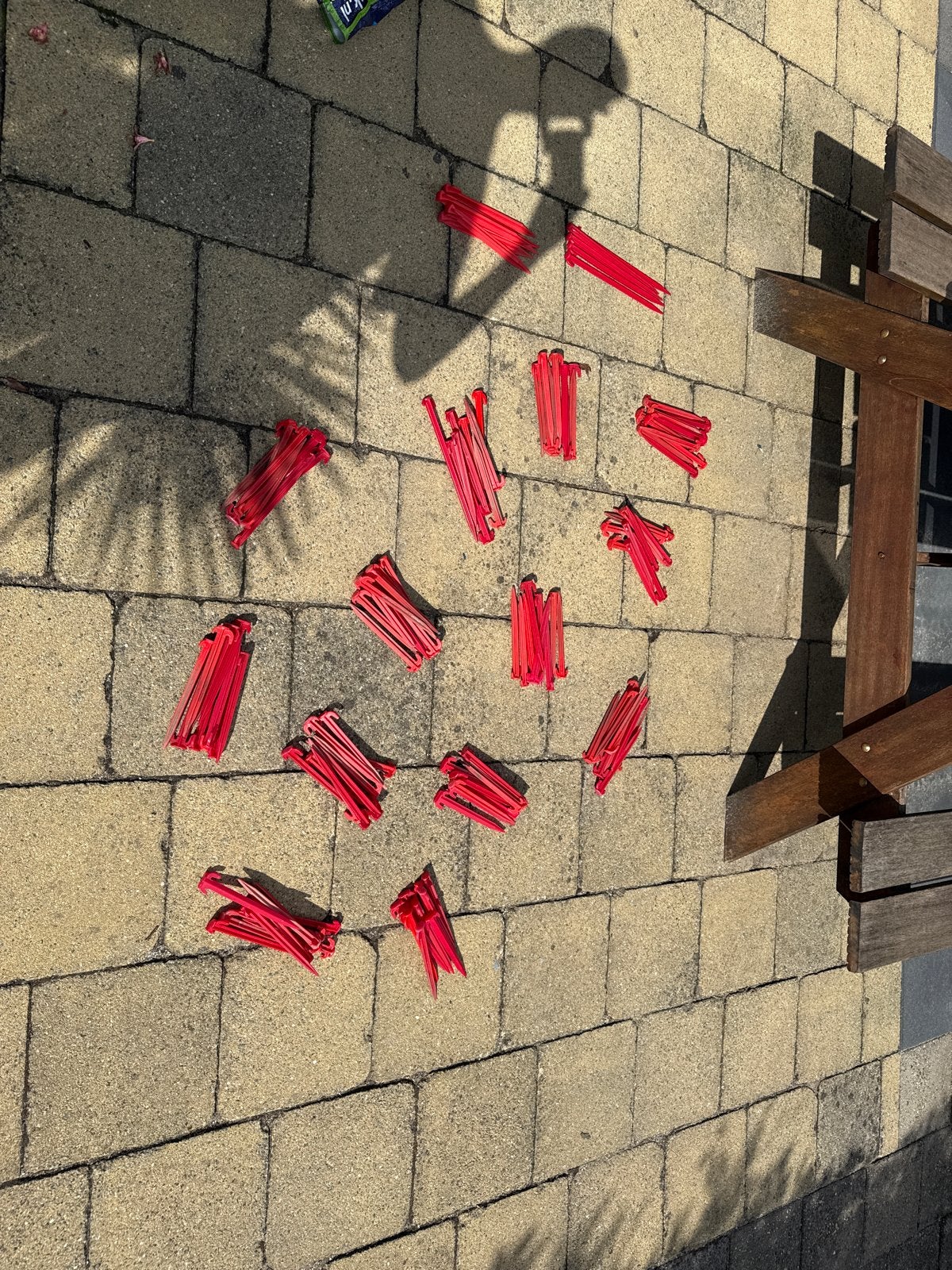 Rode plastic haringen voor tent of grondzeil(+-140 stuks), Caravans en Kamperen, Tentaccessoires, Ophalen of Verzenden, Gebruikt