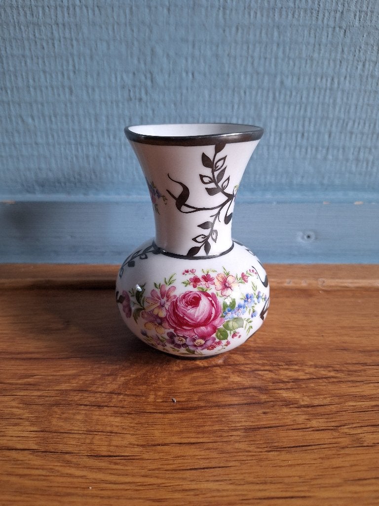 Porseleinen vaasje met kleurrijk bloemenmotief, Antiek en Kunst, Ophalen of Verzenden