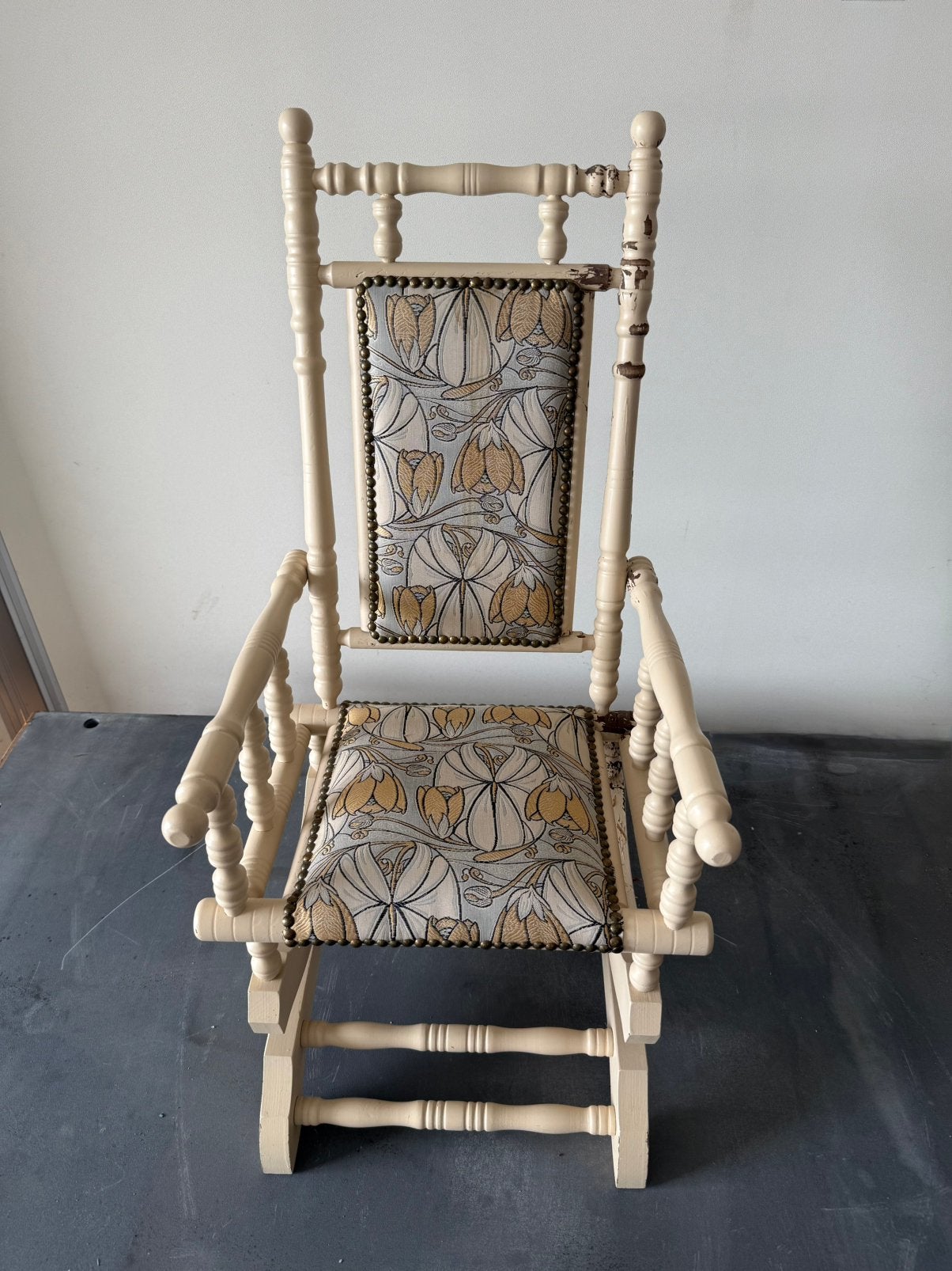 Antieke kinder schommelstoel prachtige engelse stof, Antiek en Kunst, Antiek | Meubels | Stoelen en Banken, Ophalen