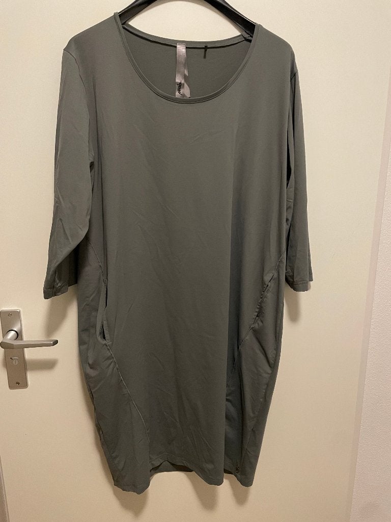 Jurk Poools khaki travelstof maat 44, Maat 42/44 (L), Ophalen of Verzenden, Zo goed als nieuw, Poools