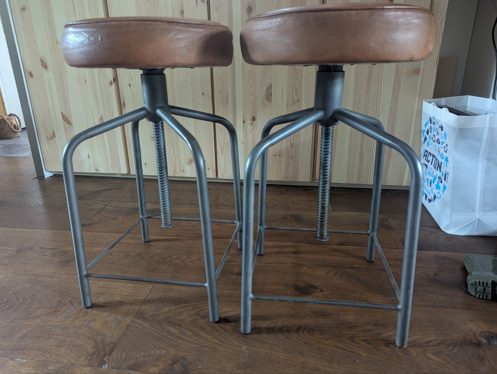 barkrukken met industriële look (nep leren bekleding), 2 krukken, Ophalen, In hoogte verstelbaar, 60 tot 90 cm