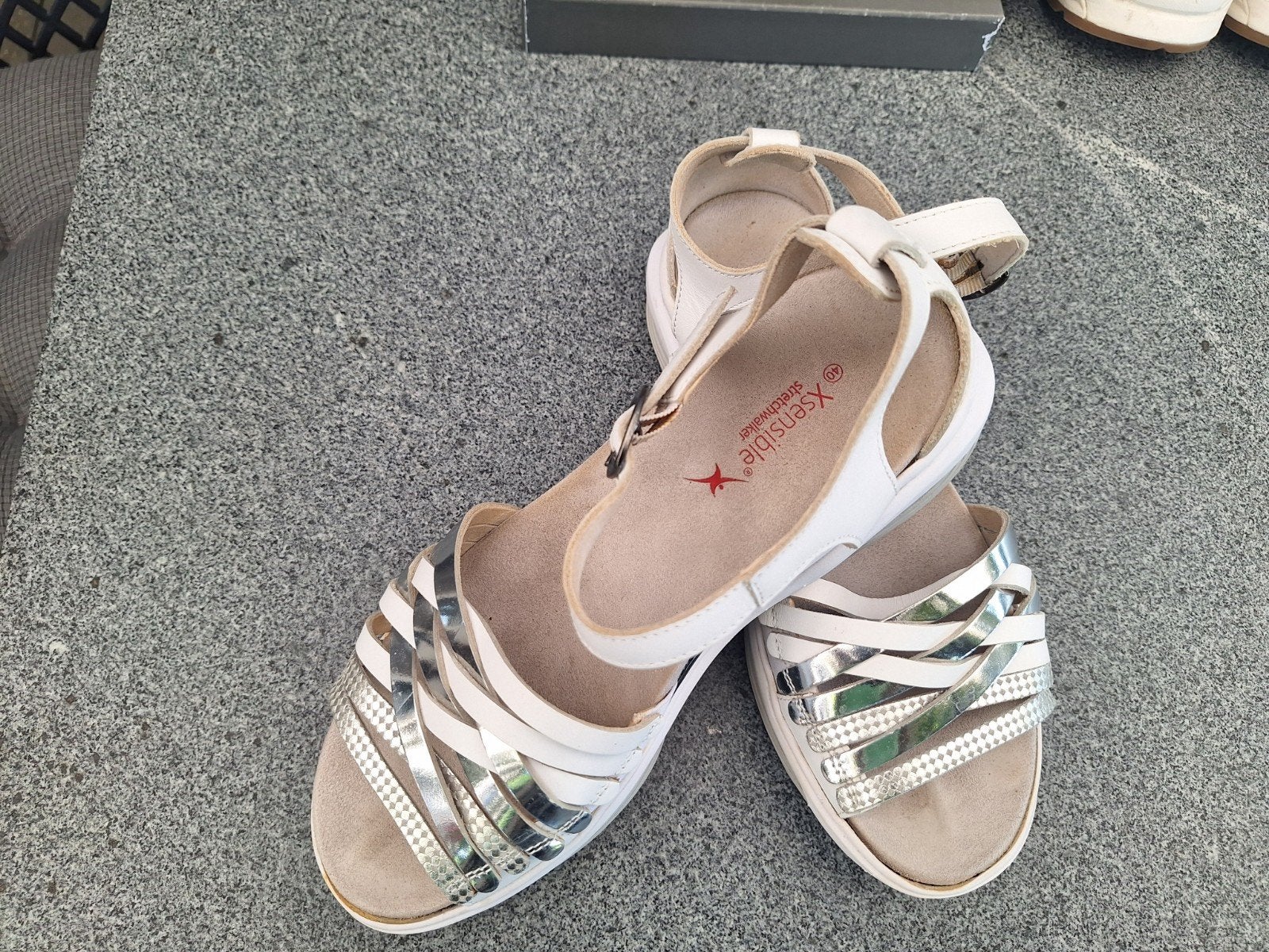 Xsensible Stretchwalker sandalen wit/zilver maat 40, Kleding | Dames, Schoenen, Xsensible, Wit, Zo goed als nieuw, Sandalen of Muiltjes