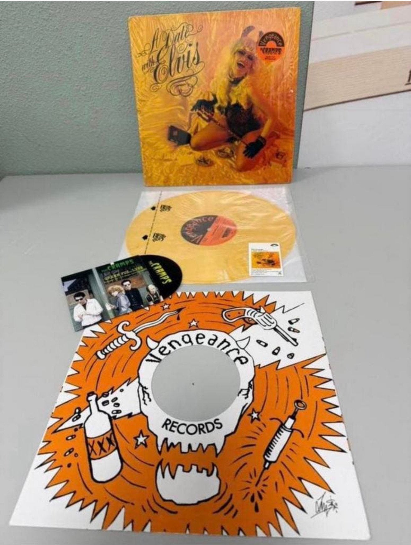 THE CRAMPS A DATE WITH ELVIS YELLOW Coloured VINYL LP + cd, Colored vinyl, Ophalen of Verzenden, Zo goed als nieuw, 12 inch