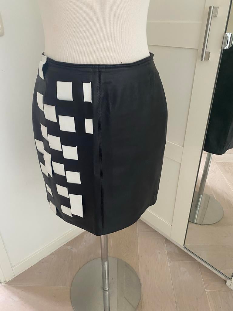 Zwart-witte leren rok met uniek design merk Jeroen Besseling, Kleding | Dames, Rokken, Maat 38/40 (M), Zwart, Ophalen of Verzenden