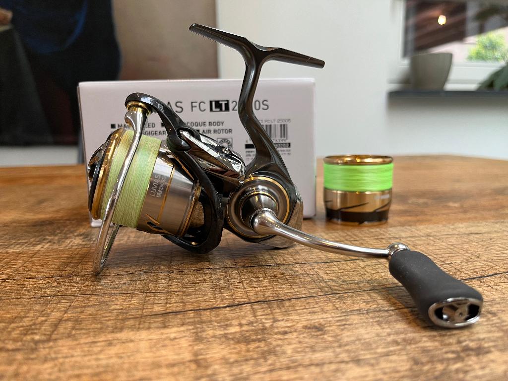 Daiwa Luvias FC LT2500S - INCLUSIEF RESERVESPOEL!, Ophalen of Verzenden, Nieuw, Molen