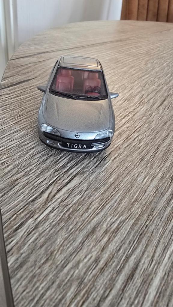 Opel Tigra modelauto - Zilverkleurig, Hobby en Vrije tijd, Modelauto's | 1:43, Ophalen of Verzenden, Zo goed als nieuw, Auto, Overige merken