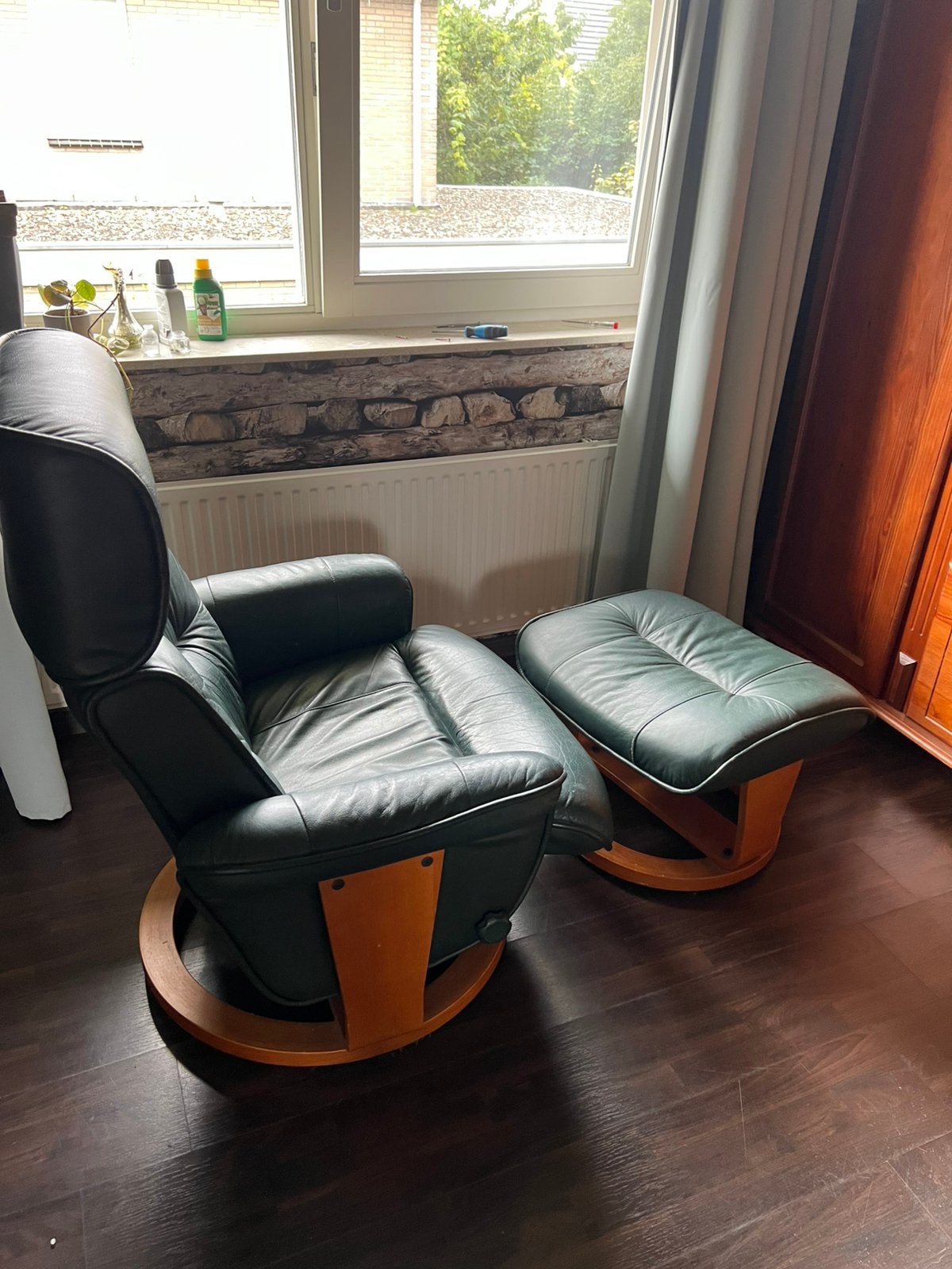 Vintage leren relaxstoel met hocker – donker groen, Ophalen, Zo goed als nieuw, 75 tot 100 cm, 50 tot 75 cm