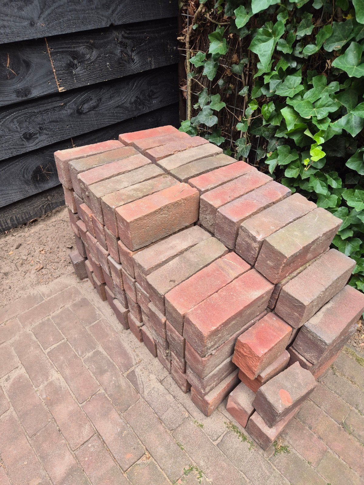 Rode straatklinkers gratis afhalen (ongeveer 110 stuks), Tuin en Terras, Ophalen, Beton, Klinkers