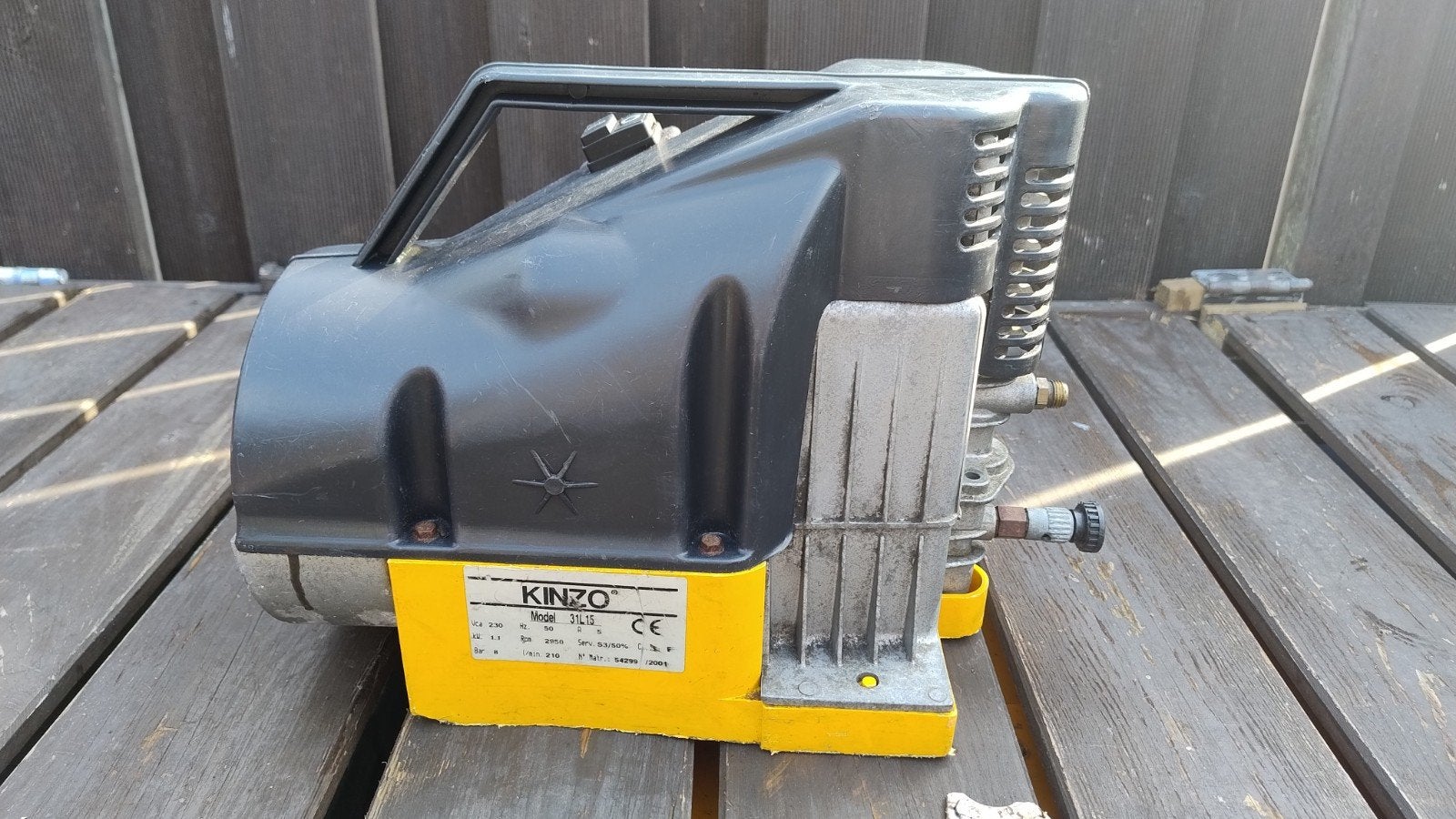 Kinzo 31L15 Compressor - Compact en Draagbaar, Ophalen, Gebruikt, 6 tot 10 bar, Minder dan 200 liter/min