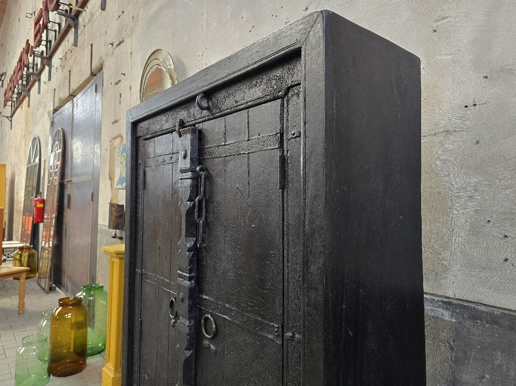 Vintage Zwarte Kast Landelijke Houten Voorraad Kast Antiek A, Ophalen of Verzenden