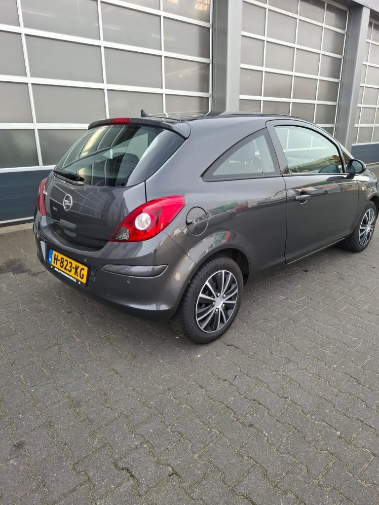 Opel Corsa 1.4 100pk 3d 2011, Stoel en Stuurverwarming, Auto's, Opel, Voorwielaandrijving, 40 €/maand, 1398 cc, 100 pk