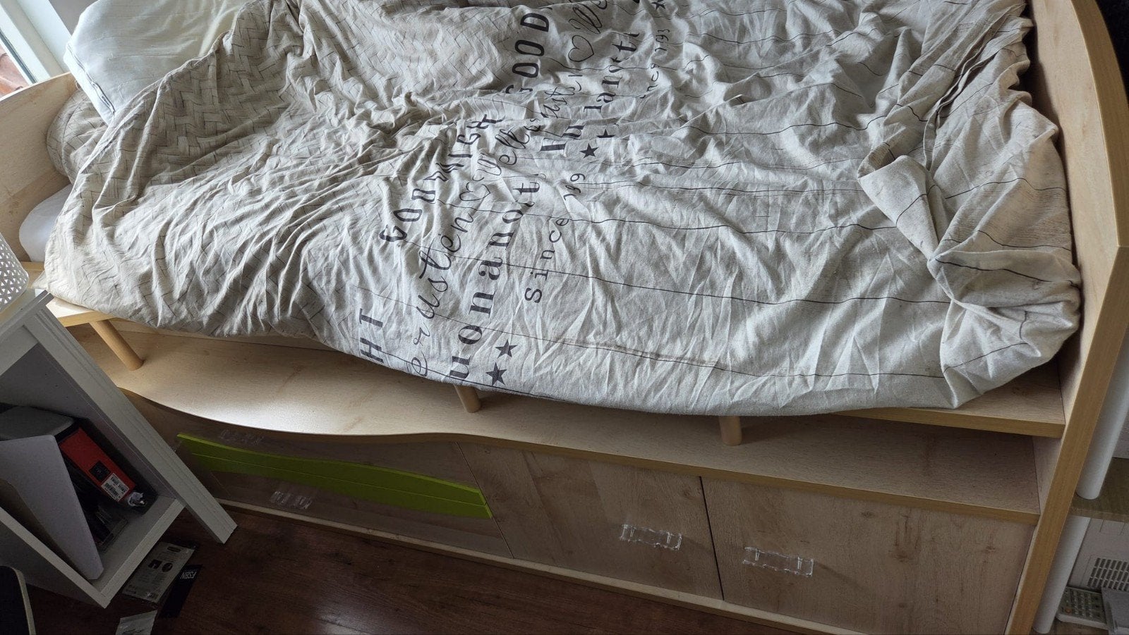 Gratis super mooi stevig bed met opbergruimte., Kinderen en Baby's, Ophalen, 85 tot 100 cm, Zo goed als nieuw, Matras