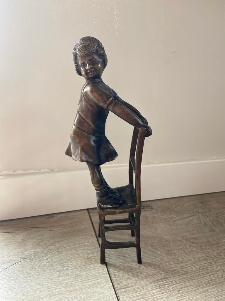 Bronzen beeldje: Meisje op stoel, lieflijk tafereel, Ophalen of Verzenden