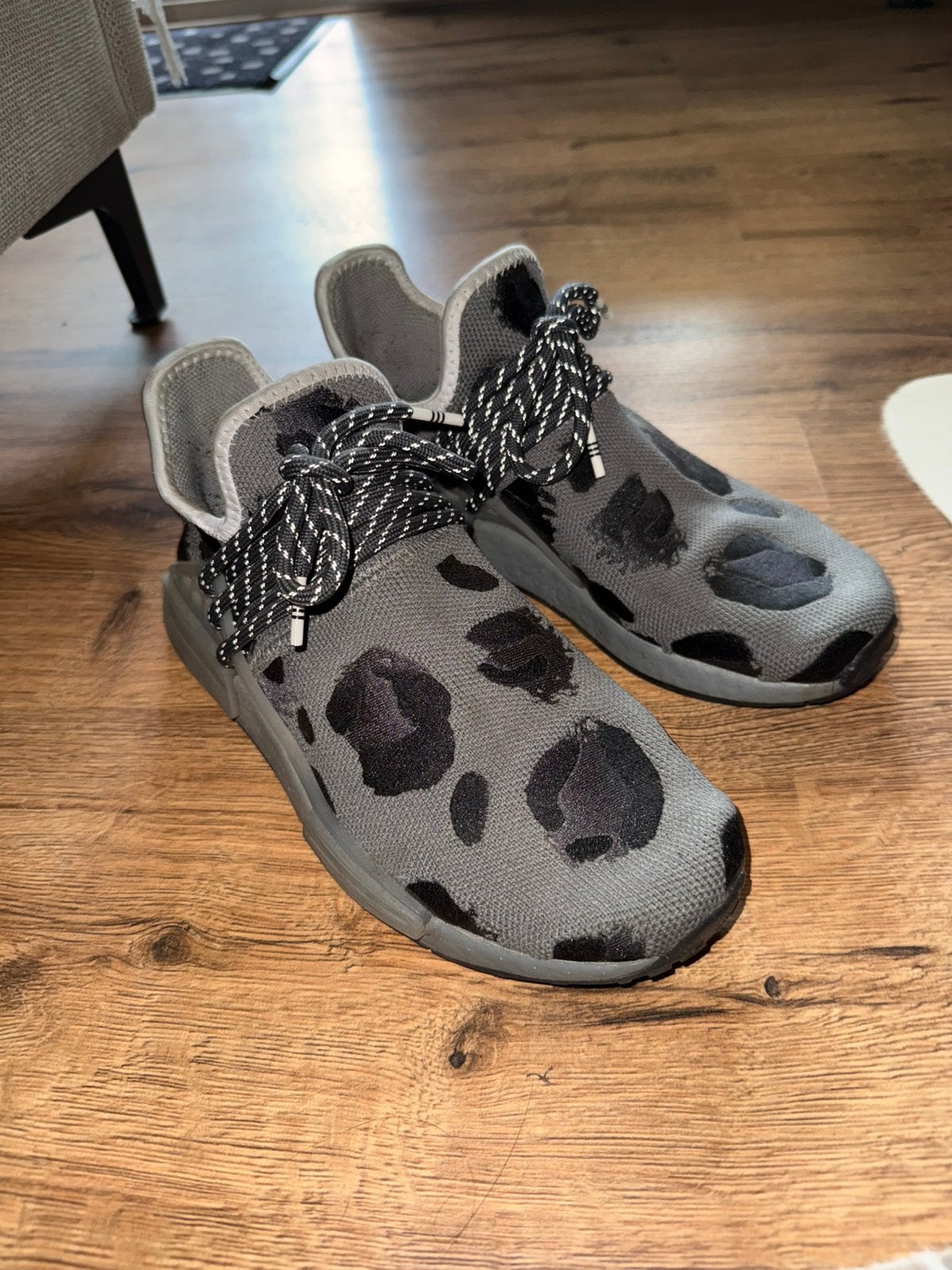 PHARRELL WILLIAMS X ADIDAS ORIGINALS ANIMAL PRINT HU NMD, Verzenden, Sportschoenen, Zo goed als nieuw, Grijs