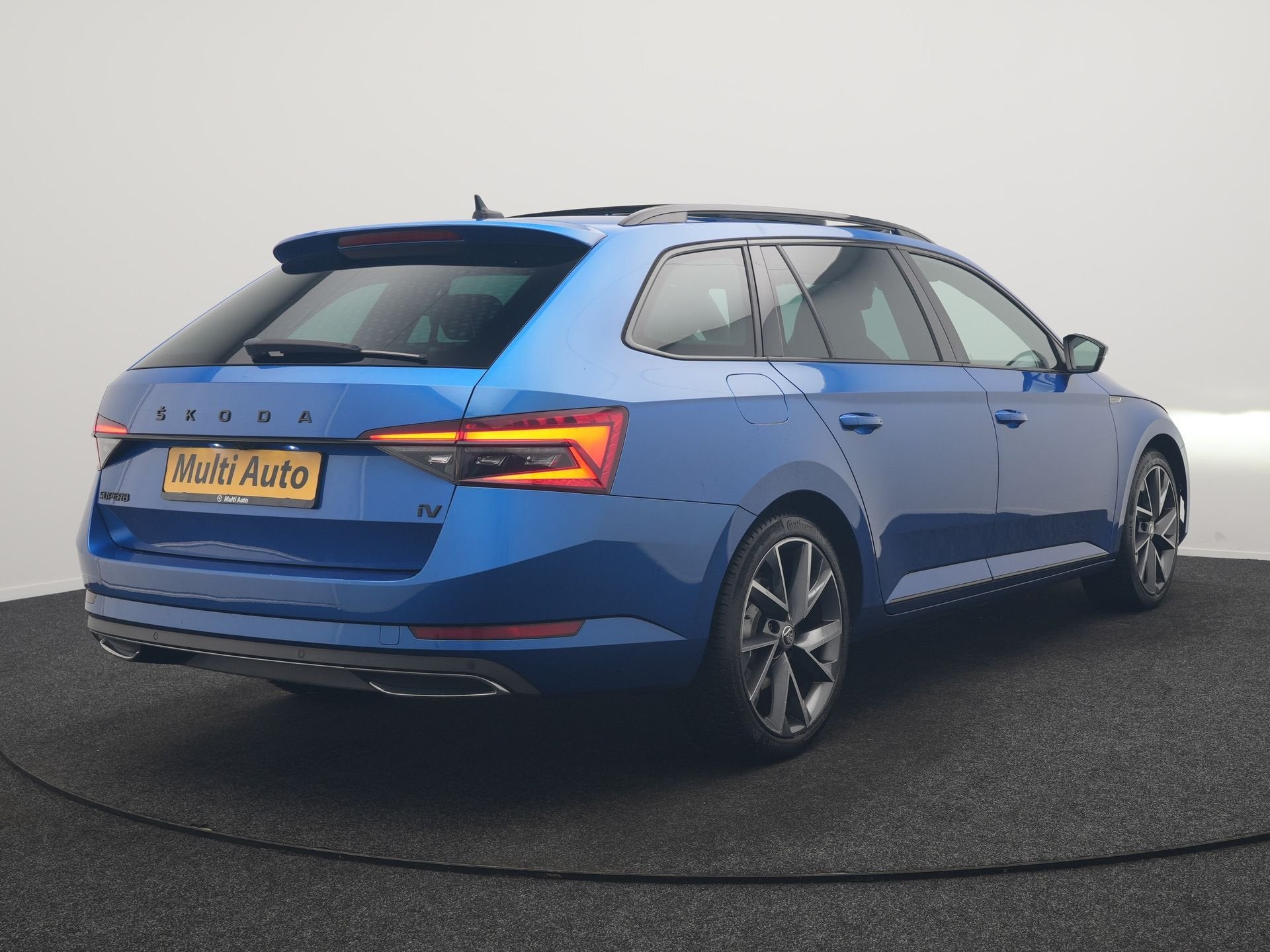 Skoda Superb Combi 1.4 TSI iV Sportline PHEV 218pk Dealer O., Auto's, Dealer onderhouden, Gebruikt, Zwart, 4 cilinders