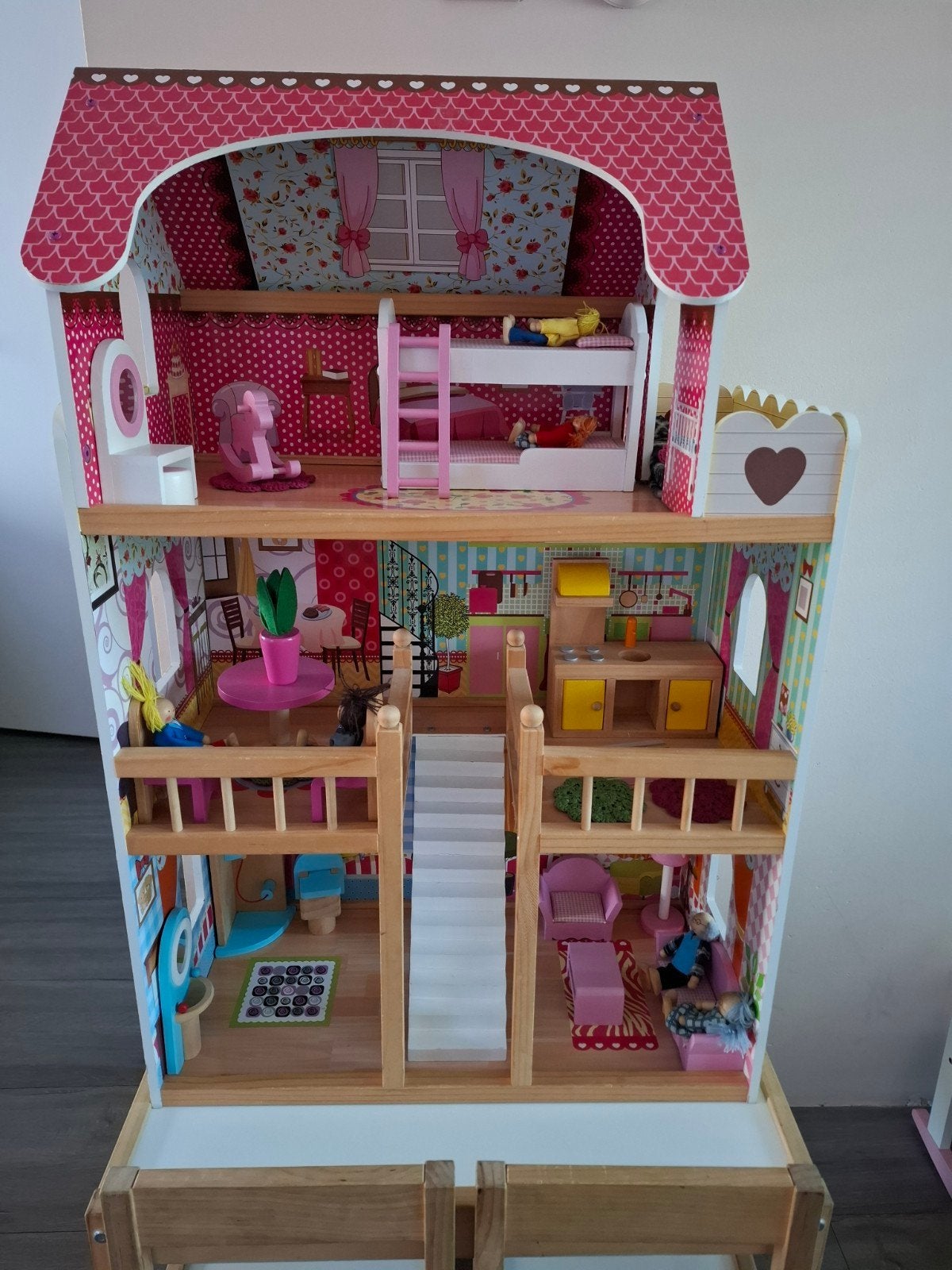 Groot houten poppenhuis met meubels en poppen, Ophalen, Zo goed als nieuw, Poppenhuis