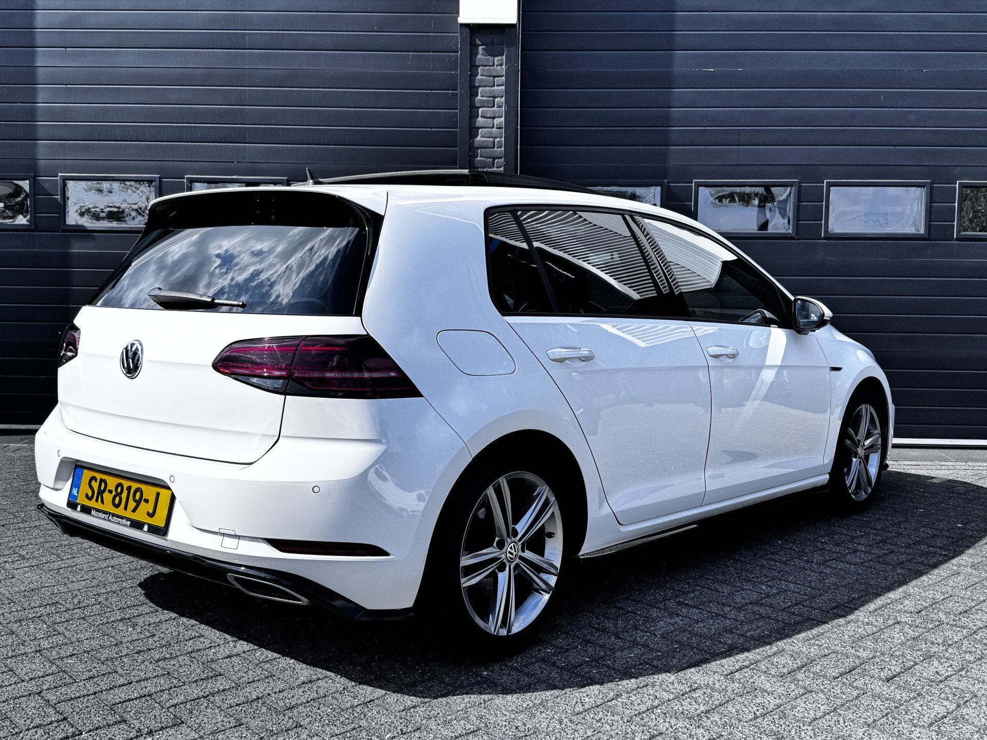 Volkswagen Golf 1.5 TSI 150PK Highline Business R-line Autom, Auto's, Euro 6, 4 cilinders, 150 pk, Wit