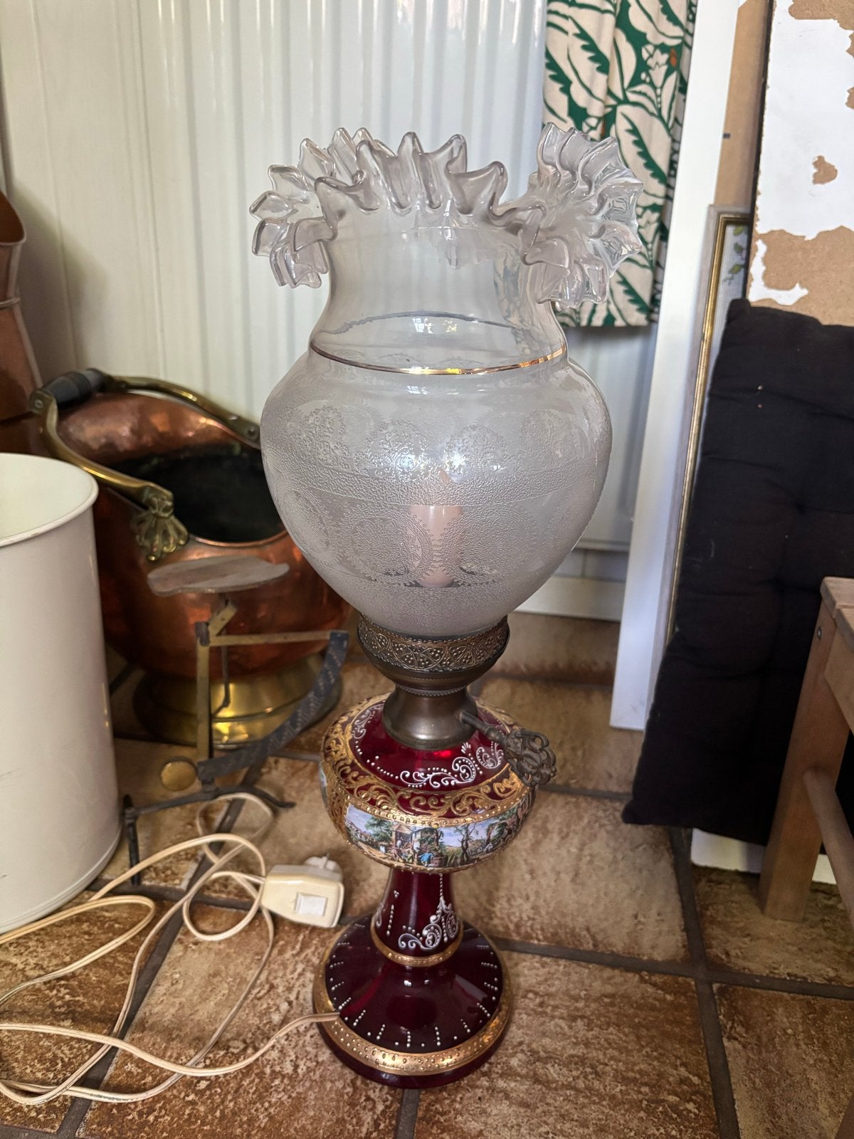 Antieke olielamp met robijnrood glas en decoraties, Antiek en Kunst, Ophalen of Verzenden