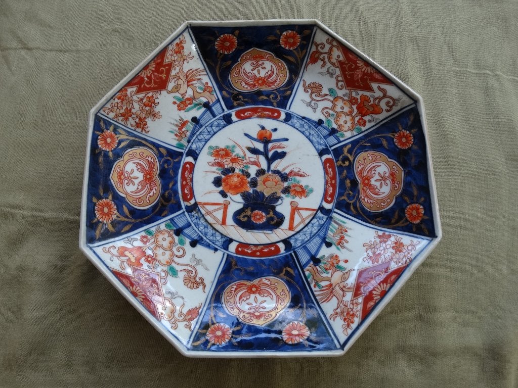 8 hoekig porseleinen bord bloemenmand rood wit blauw imari, Antiek en Kunst, Ophalen, Overige typen, Handgemaakt, Steen/keramiek