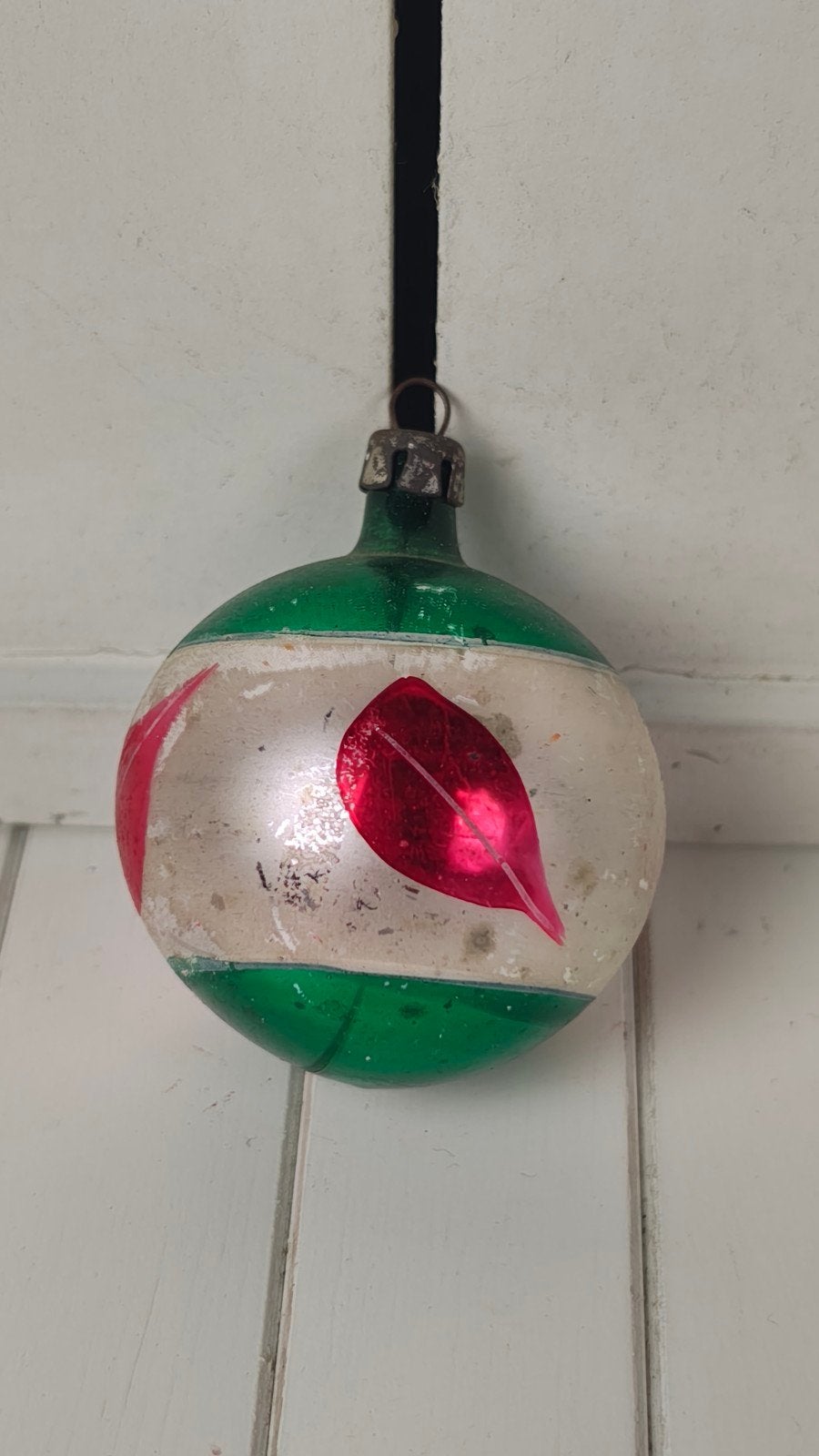 Oude vintage glazen kerstbal – groen met roze blaadjes / mot, Verzenden