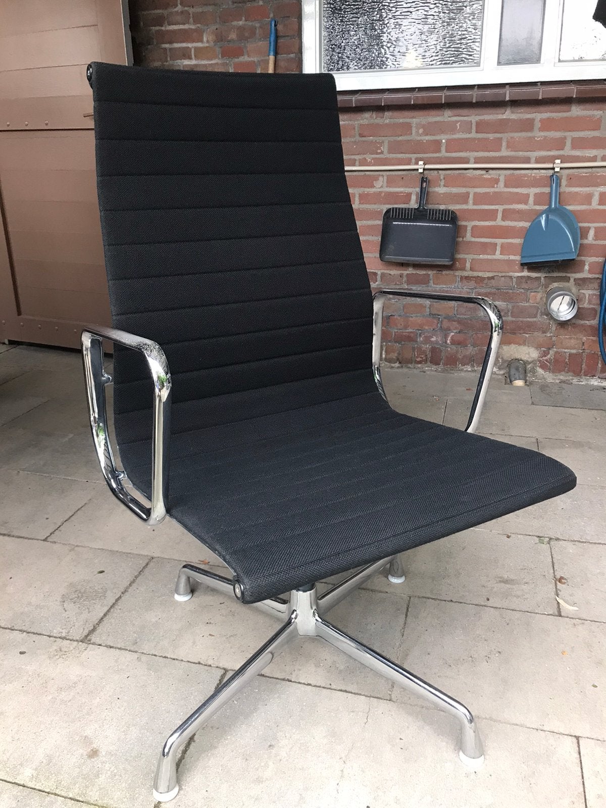 Vitra Charles Eames hoge stoel, Huis en Inrichting, Stoelen, Zwart, Ophalen of Verzenden, Zo goed als nieuw, Eén