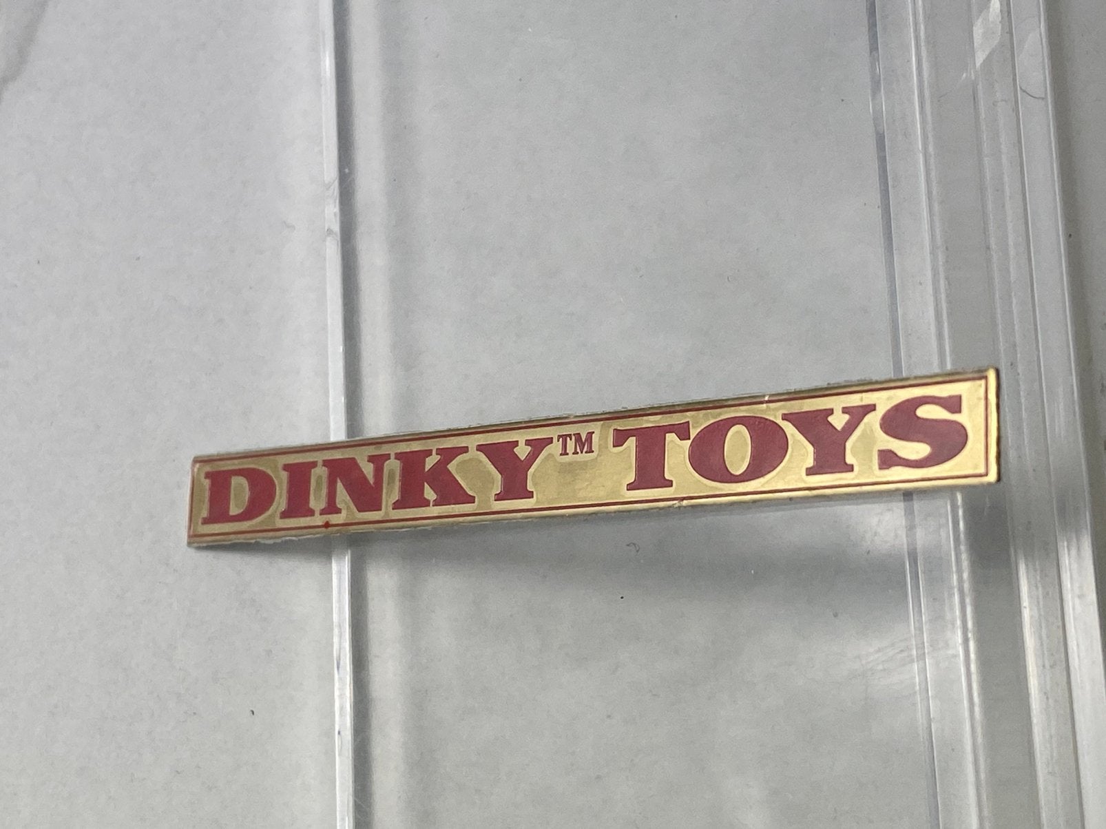 Dinky toy bordje uit de Atlas serie ( met kleefband ), Verzamelen, Ophalen of Verzenden, Nieuw, Overige onderwerpen, Button