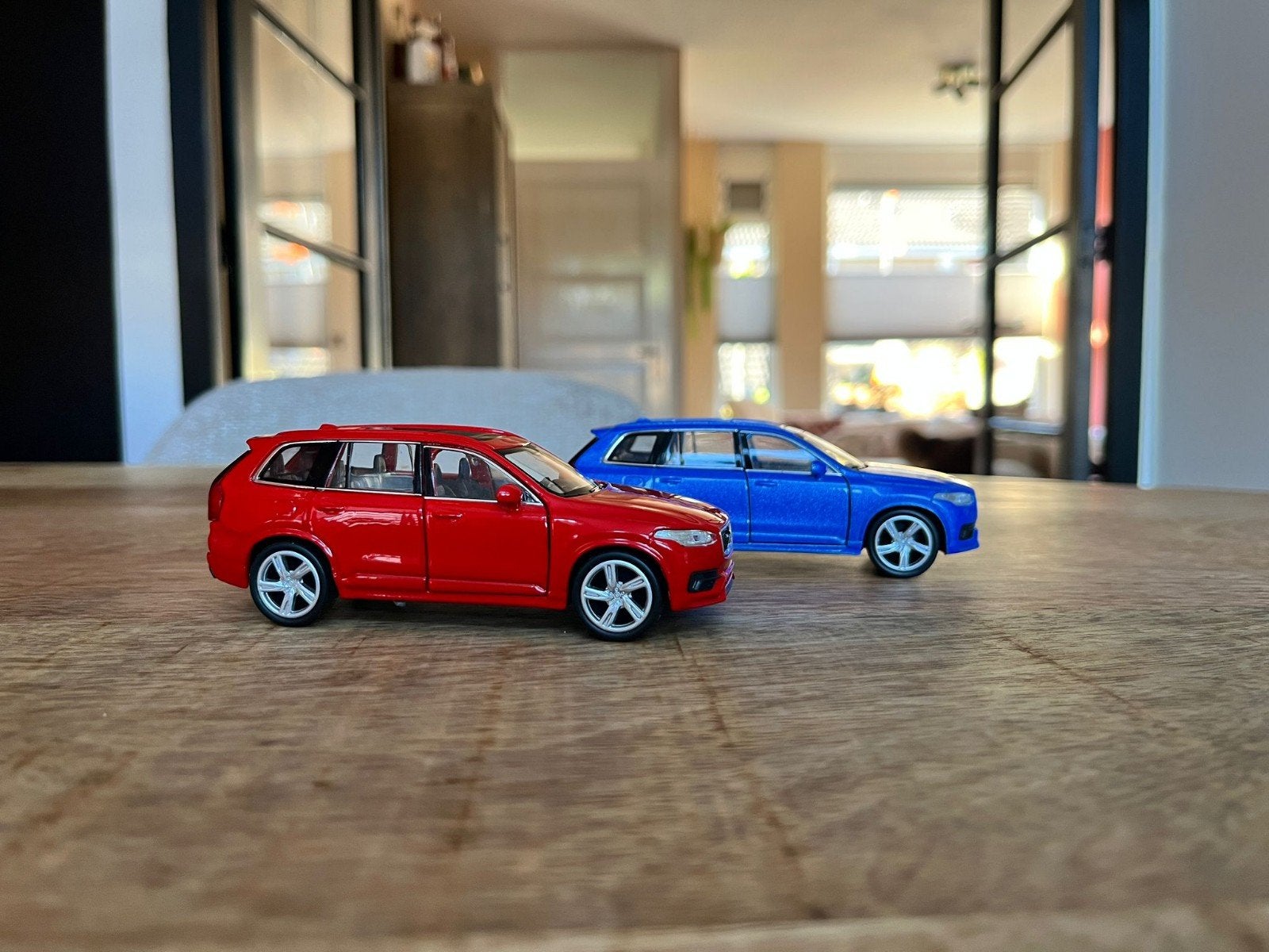 2x Welly volvo XC90 1:34 rood+blauw, Ophalen of Verzenden, Nieuw, Auto