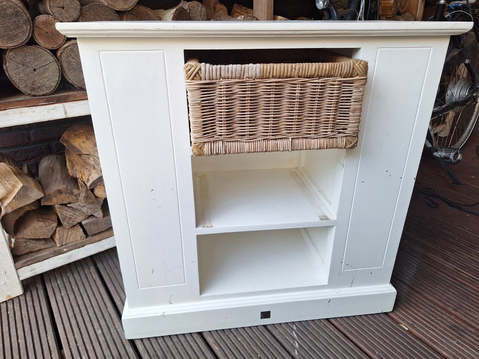 Riviera Maison Kastje met rieten mand en planken, Ophalen, Met plank(en), Gebruikt, 50 tot 100 cm